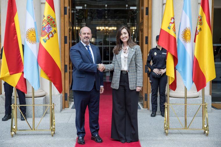 Victoria Villarruel en España La vicepresidenta Victoria Villarruel junto al titular del Senado de España, el conservador Pedro Rollán. Foto: X (@ARGenesp)