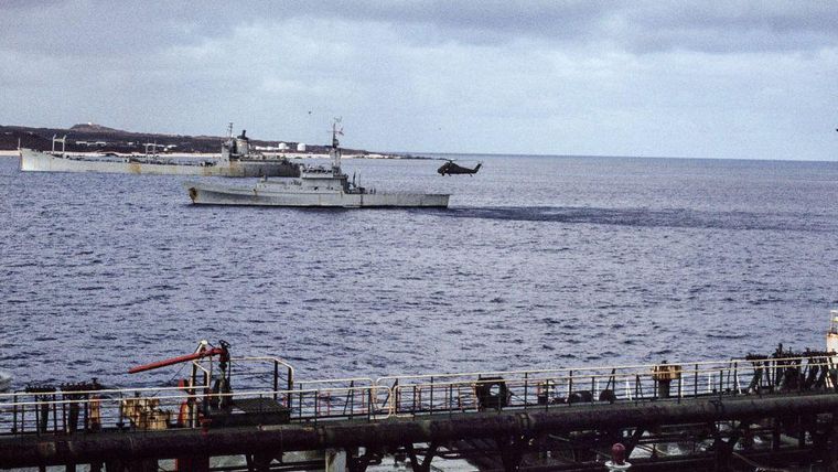 Buques de la fuerza naval británica durante una escala en el trayecto de regreso tras la Guerra de Malvinas/Falklands en 1982.