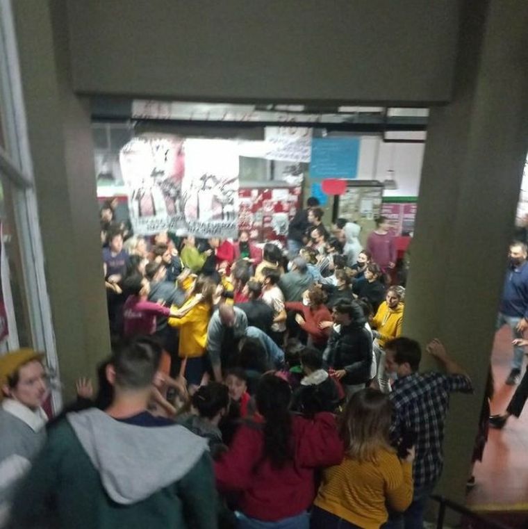 La pelea en Puan involucró a decenas de estudiantes. Foto: Twitter