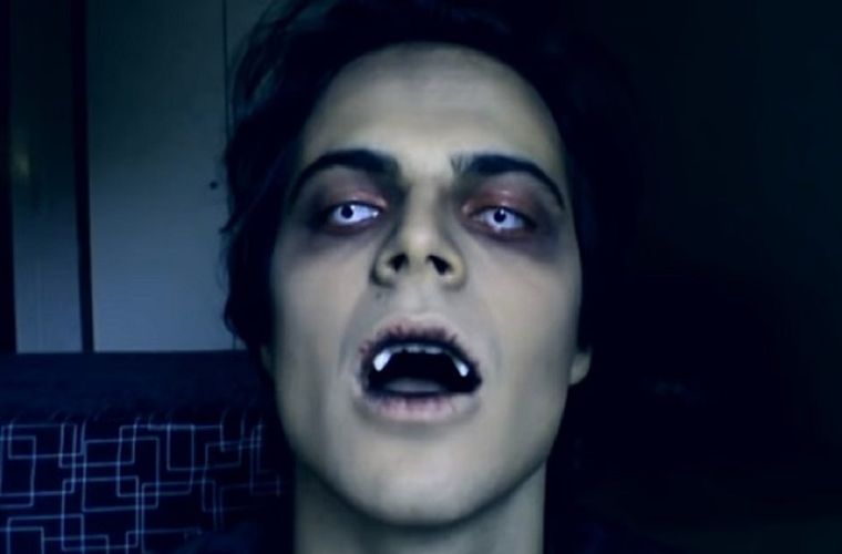 Las personas que hacían deporte en la plaza eran hostigadas por el hombre disfrazado de vampiro