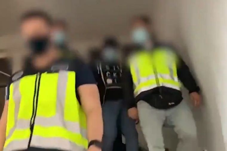 De sorpresa El sujeto dijo estar trabajando y preguntó por qué lo detenían.