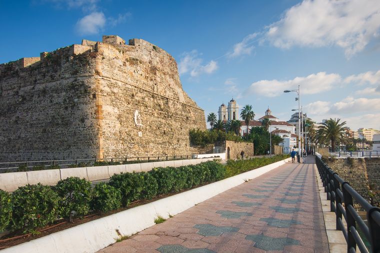 Ceuta es una ciudad autónoma española situada en el norte de África, frente al estrecho de Gibraltar y junto a la frontera con Marruecos. Ceuta es una ciudad autónoma española situada en el norte de África, frente al estrecho de Gibraltar y junto a la frontera con Marruecos.