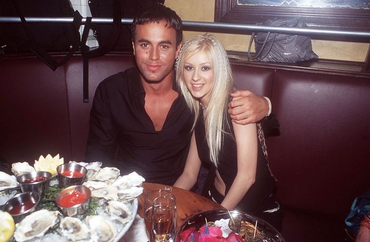ENRIQUE IGLESIAS Y CHRISTINA AGUILERA LOS CANTANTES TUVIERON UN FUGAZ ROMANCE A FINALES DE LOS 90. Foto: ZONA LATINA TV