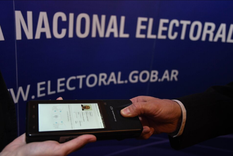 El voto con huella digital fue novedad en algunos colegios de Mendoza Foto: Telam