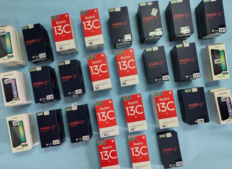 El grupo de celulares que será entregado a estudiantes.