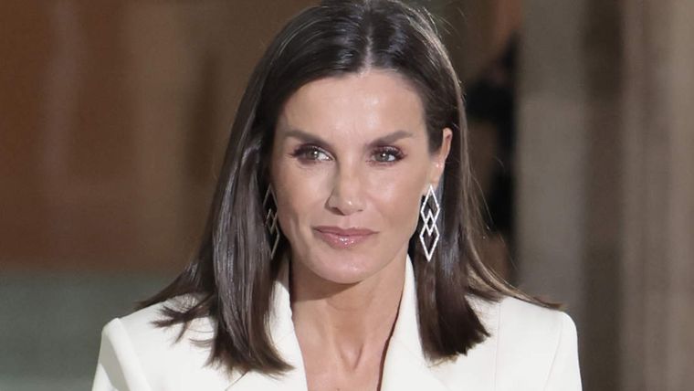 No te pierdas el look de la reina Letizia de España.