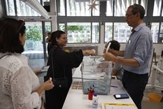 lectores franceses ejercen su derecho al voto en el Liceo Francés de Madrid este domingo Foto: EFE/ Fernando Alvarado