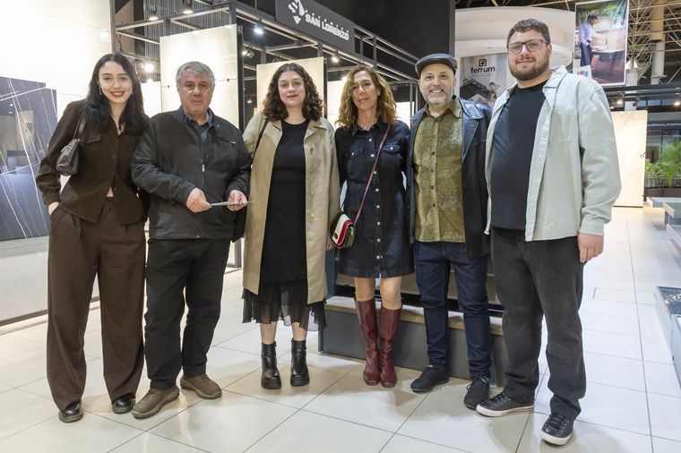 Leonardo, Mora, Martina, Tomás Mattanó, Susana Grisoles y Daniel Rueda. Leonardo, Mora, Martina, Tomás Mattanó, Susana Grisoles y Daniel Rueda.