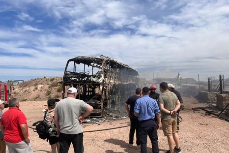 El micro terminó incendiado por completo. Foto: Juan Cruz Serrano.