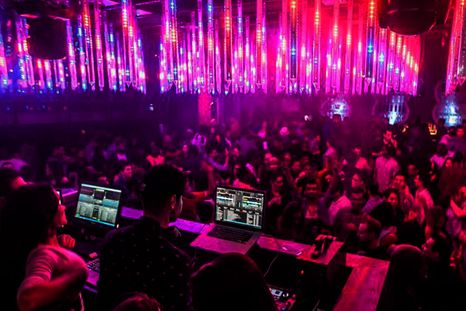 Si bien la noche en Kansas City no es tan movida como Nueva York, Chicago o Los Ángeles, sí hay boliches, sólo que en Estados Unidos son más restrictos con el cumplimiento de las normas y los menores de 21 no pueden entrar. Si bien la noche en Kansas City no es tan movida como Nueva York, Chicago o Los Ángeles, sí hay boliches, sólo que en Estados Unidos son más restrictos con el cumplimiento de las normas y los menores de 21 no pueden entrar.