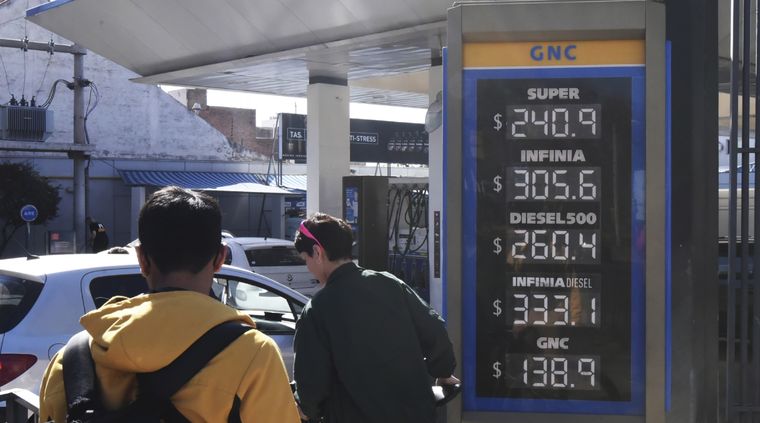 El aumento del combustible es un duro golpe al bolsillo de los argentinos Foto: Rodrigo DAngelo / MDZ