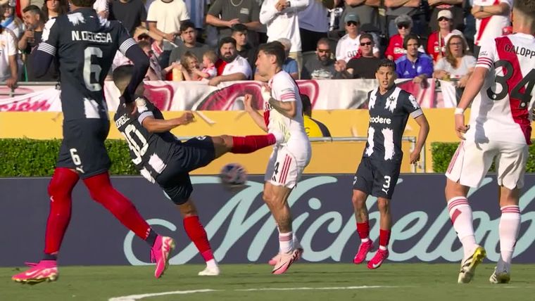 El Corcho Rodríguez le dio un durísimo planchazo en el estómago a Gonzalo Montiel.