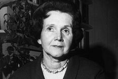 Rachel Carson publicó Primavera Silenciosa en 1962. Escribió su obra y la defendió de los ataques de la industria de los pesticidas mientras batallaba un cáncer que le costó la vida en 1964 a los 56 años. Foto: GETTY IMAGES