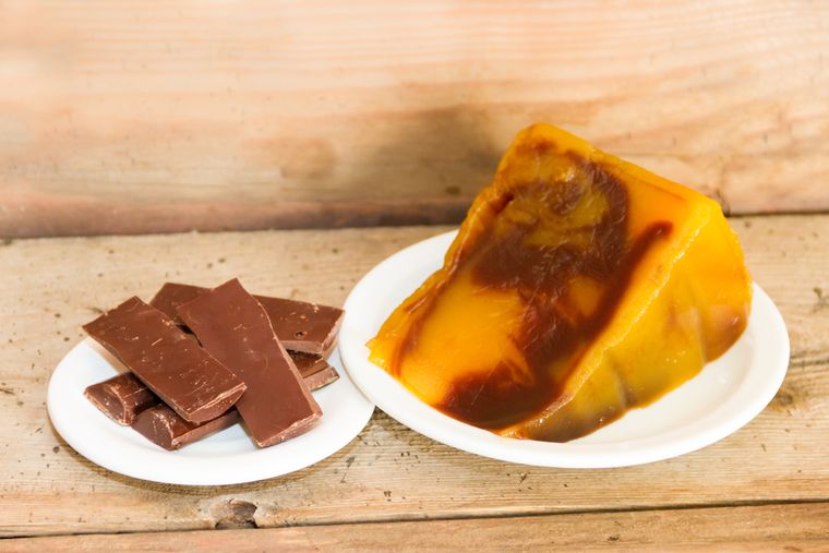 Un secreto de la receta de dulce de batata con chocolate: agregar unas gotas de limón ayuda a realzar el sabor y conservar mejor el color. Un secreto de la receta de dulce de batata con chocolate: agregar unas gotas de limón ayuda a realzar el sabor y conservar mejor el color.
