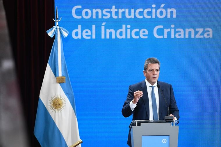 Sergio Massa presentó el nuevo índice en el Banco Nación junto a mujeres que forman parte del Gobierno Foto: Archivo