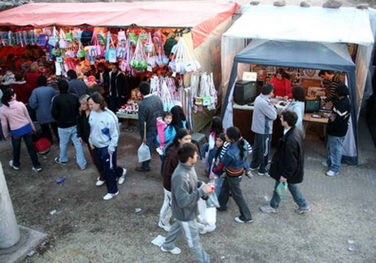 Gran concurrencia hubo en la feria de la calle Perú. Foto: Nacho Gaffuri / MDZ