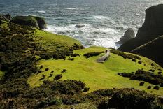 El pueblo de Cucao se asienta frente al Pacífico, donde las dunas y el bosque llegan hasta la costa.