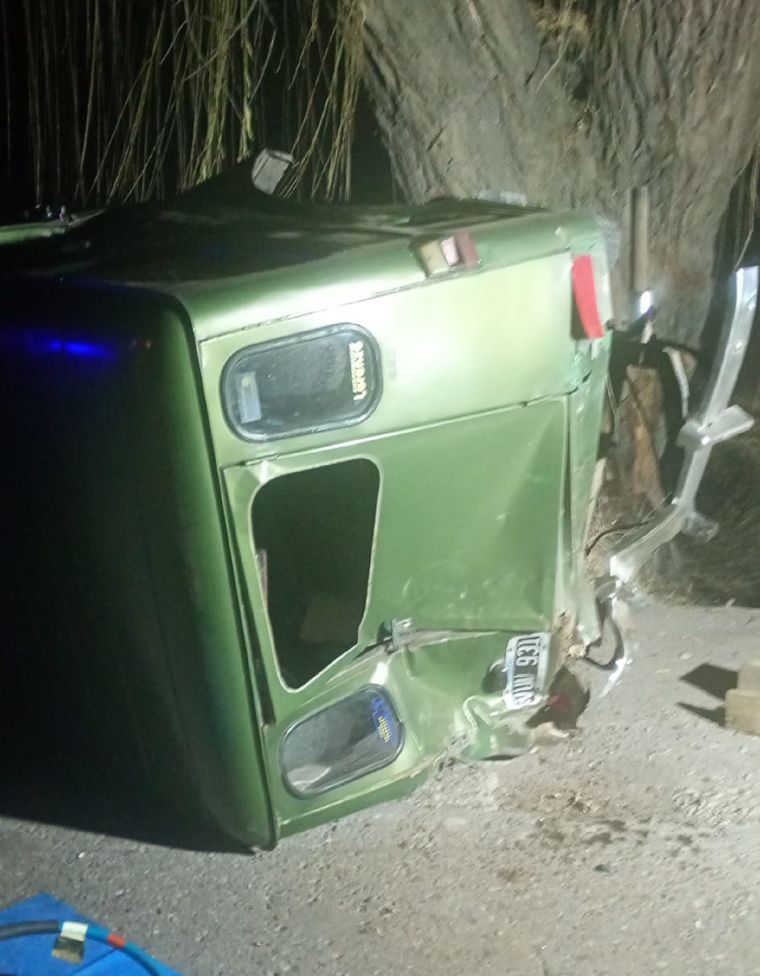 La estanciera conducida por Carlos Miranda, la víctima fatal, terminó volcada La estanciera conducida por Carlos Miranda, la víctima fatal, terminó volcada