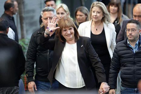 Así ingresó festejando Patricia Bullrich al Hotel Libertador.