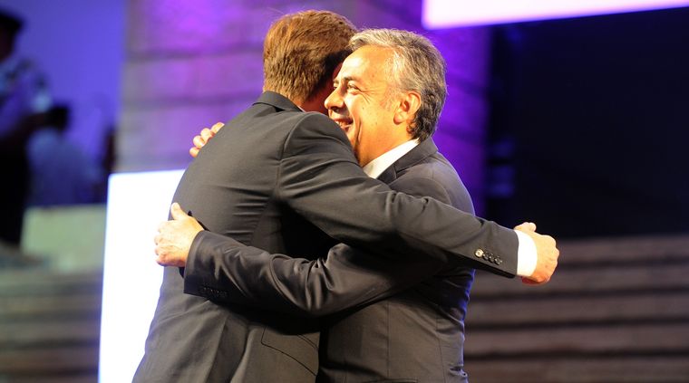 Alfredo Cornejo y Rodolfo Suarez en el traspaso de poder. La unidad  radical sigue siendo la máxima estrategia política.