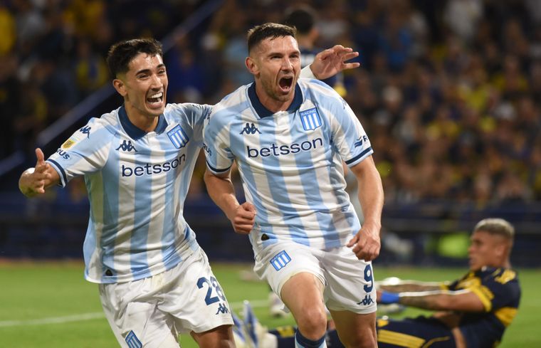 ¡Bombonerazo! Adrián Maravilla Martínez ya metió el cabezazo goleador para el 1-0 de Racing y sale a festejarlo con Santiago Solari.