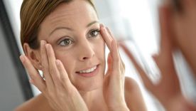 Podrás eliminar tus arrugas en los ojos con un accesible ingrediente de cocina. Foto: Shutterstock