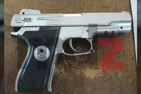 El arma de juguete secuestrada al estudiante en una escuela de Las Heras, en medio de las múltiples amenazas de tiroteos escolares en Mendoza y todo el país. El arma de juguete secuestrada al estudiante en una escuela de Las Heras, en medio de las múltiples amenazas de tiroteos escolares en Mendoza y todo el país.