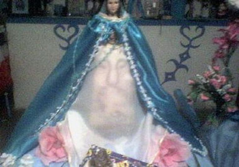 La aparición de la imagen que es asociada al rostro de Cristo. Foto: http://www.elindependiente.com.ar