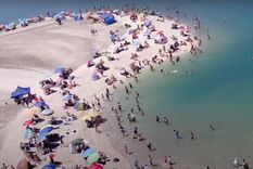 Las playas de la Patagonia argentina combinan mar abierto, paisajes naturales y una tranquilidad difícil de encontrar.