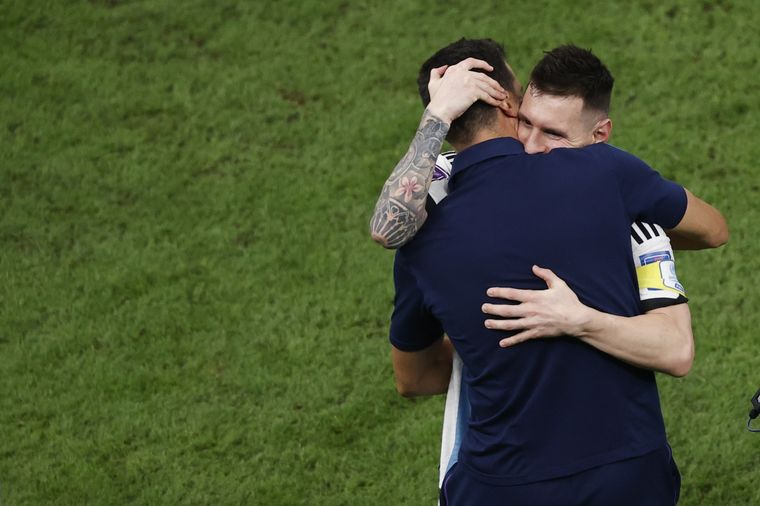 Messi y Scaloni, abrazados post pasaje a la final de Qatar 2022. Foto: EFE