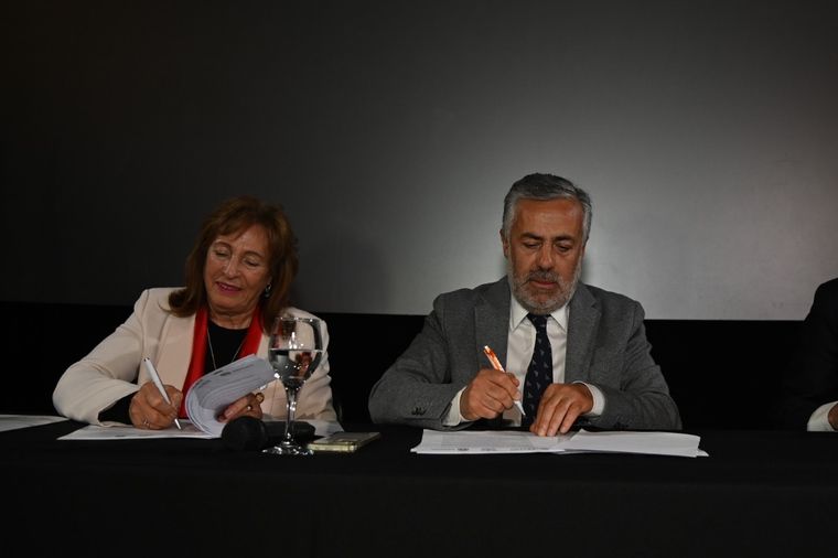 Alfredo Cornejo firma convenios con la rectora de la UNCuyo, Esther Sánchez. Foto: X Alfredo Cornejo