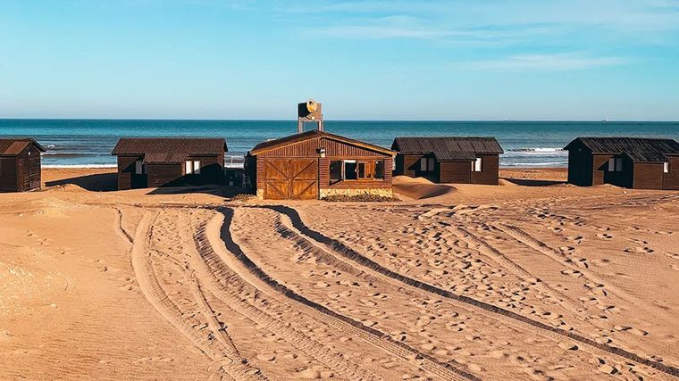 Las playas de la costa bonaerense ofrecen paisajes abiertos y tranquilidad para disfrutar el verano con más espacio.