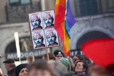 Manifestantes portan un cartel a favor de la liberación de Julian Assange en una protesta en Múnich (Alemania), el 15 de febrero de 2020.