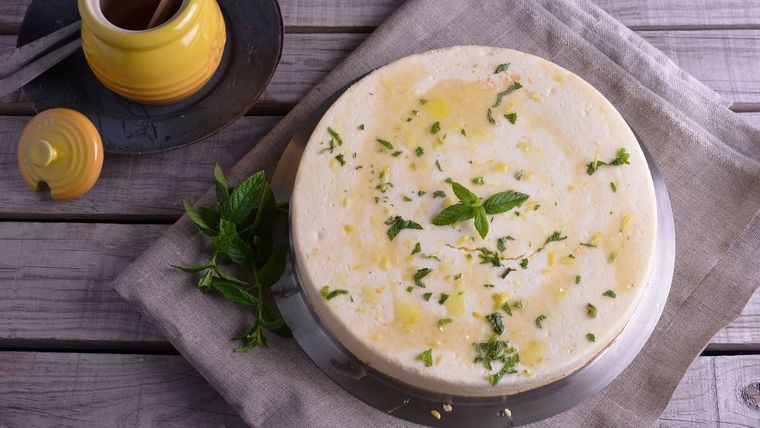 Una versión distinta de la clásica tarta salada, con hierbas frescas y un toque cítrico.