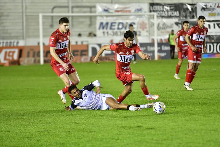 Gimnasia y Esgrima cayó ante Deportivo Morón y el lunes pondrá en juego la cima del campeonato. Gimnasia y Esgrima cayó ante Deportivo Morón y el lunes pondrá en juego la cima del campeonato. 
