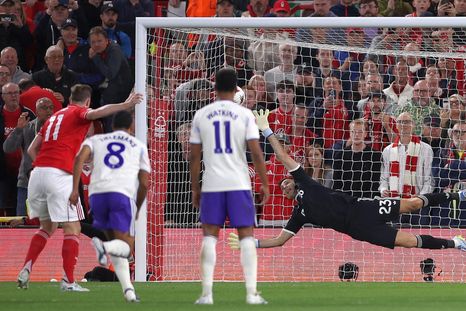 Dibu Martínez casi salva a Aston Villa ante Nottigham Forest. Dibu Martínez casi salva a Aston Villa ante Nottigham Forest.
