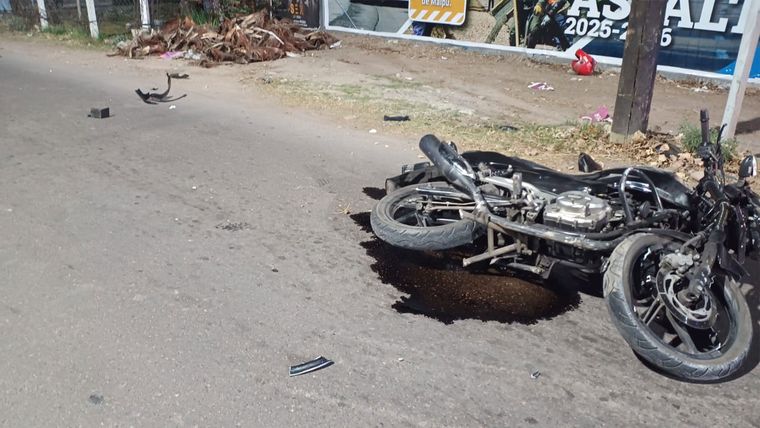 La motociclista quedó tendida sobre el asfalto. 