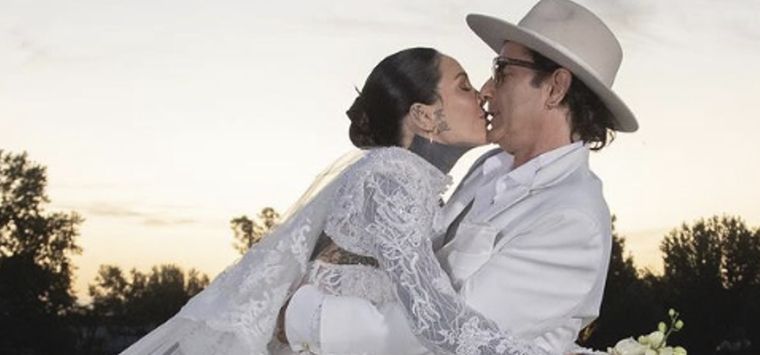 El compositor y la influencer se mostraron felices junto a sus seres queridos Foto: @cotioficial