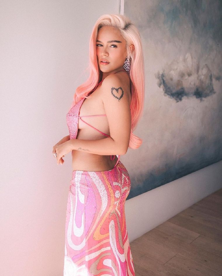 Karol G marca tendencia con sus diversos looks. Foto: Instagram