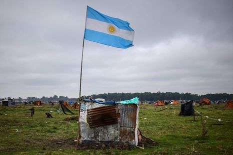 Unas 3.000 personas ocuparon un terreno en Guernica, a unos 30 kilómetros de la capital argentina, en medio de la cuarentena por el coronavirus. Foto: Getty Images
