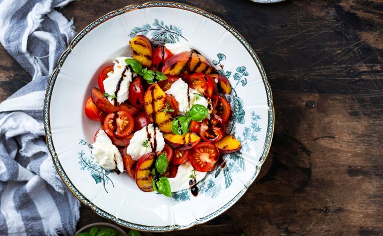 Ensalada caprese Una receta simple y deliciosa para hacer en minutos. Foto: Shutterstock