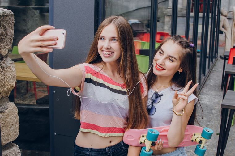 Uno de los fenómenos que más preocupa a los especialistas es la llamada dismorfia de selfie. Foto: Freepik