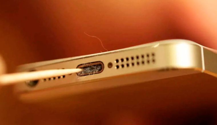 El conector USB del teléfono es un imán para el polvo, pelusas de bolsillos, fibras textiles y pequeñas partículas. El conector USB del teléfono es un imán para el polvo, pelusas de bolsillos, fibras textiles y pequeñas partículas.