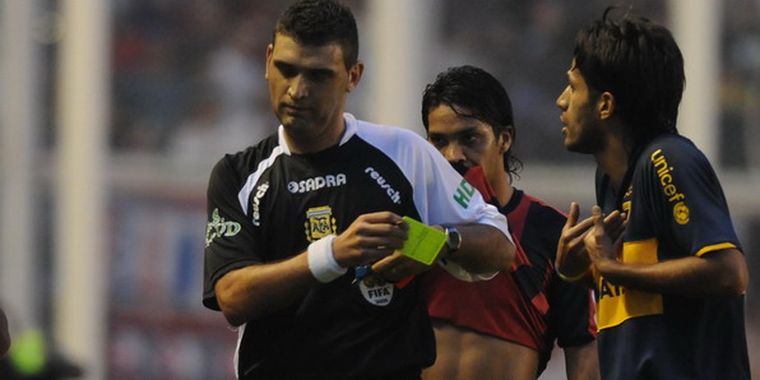 Vargas se había quejado de las numerosas amonestaciones repartidas por Laverni. Foto: fotobaires