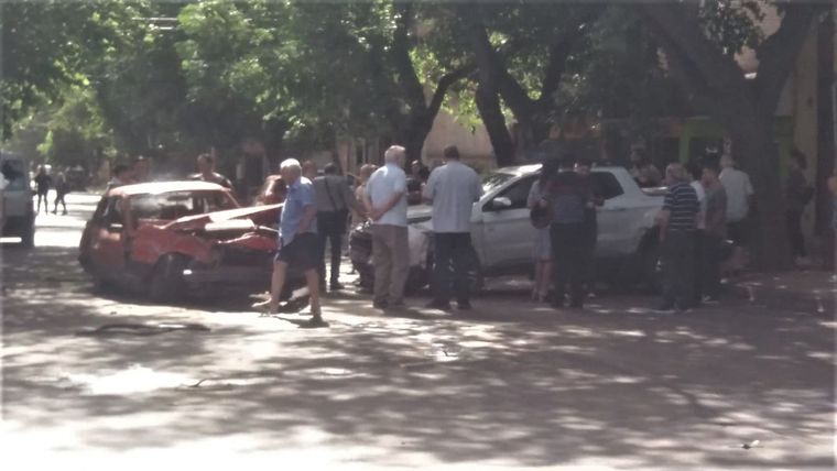 El Peugeot 504 y la Fiat Toro chocaron de frente y quedaron visiblemente dañados