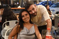 Un pareja mendocina, enamorada en la calle Arístides. Foto: Archivo MDZ.