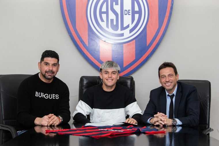 Reali en la firma de contrato con San Lorenzo. Foto: @SanLorenzo