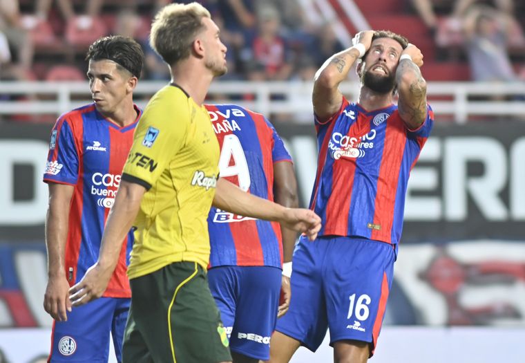 El defensor Guzmán Corujo se lamenta por la ocasión perdida frente a Defensa y Justicia.&nbsp;