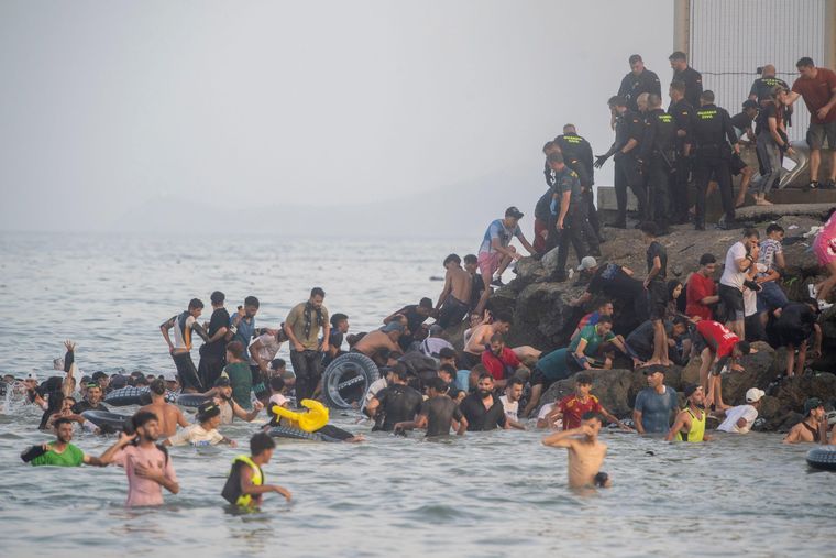 Los migrantes, la mayoría varones jóvenes, irrumpieron masivamente en la frontera ceutí desde Marruecos.