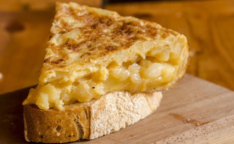Tortilla patatas Una receta simple y deliciosa para hacer en minutos. Foto: Shutterstock